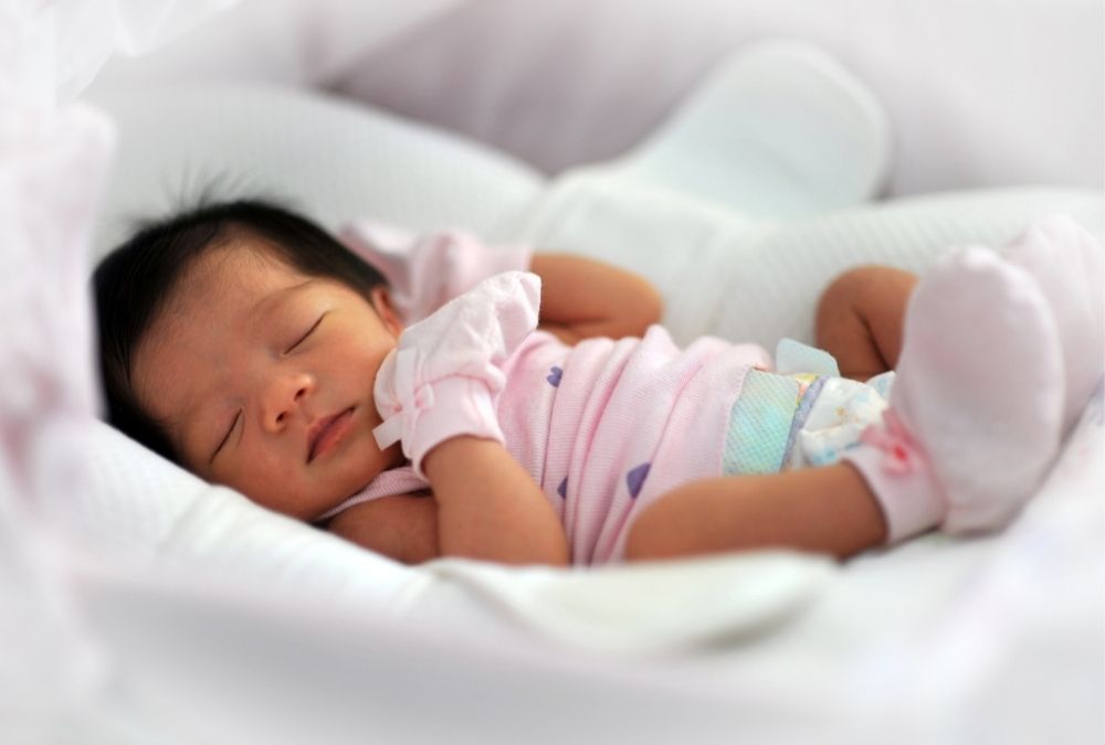 How Long a Newborn Baby Should Wear Newborn Mittens?