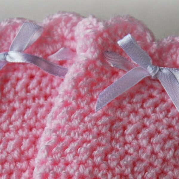 Baby Mittens Tutorial: An Essential Clothing for Your New Born